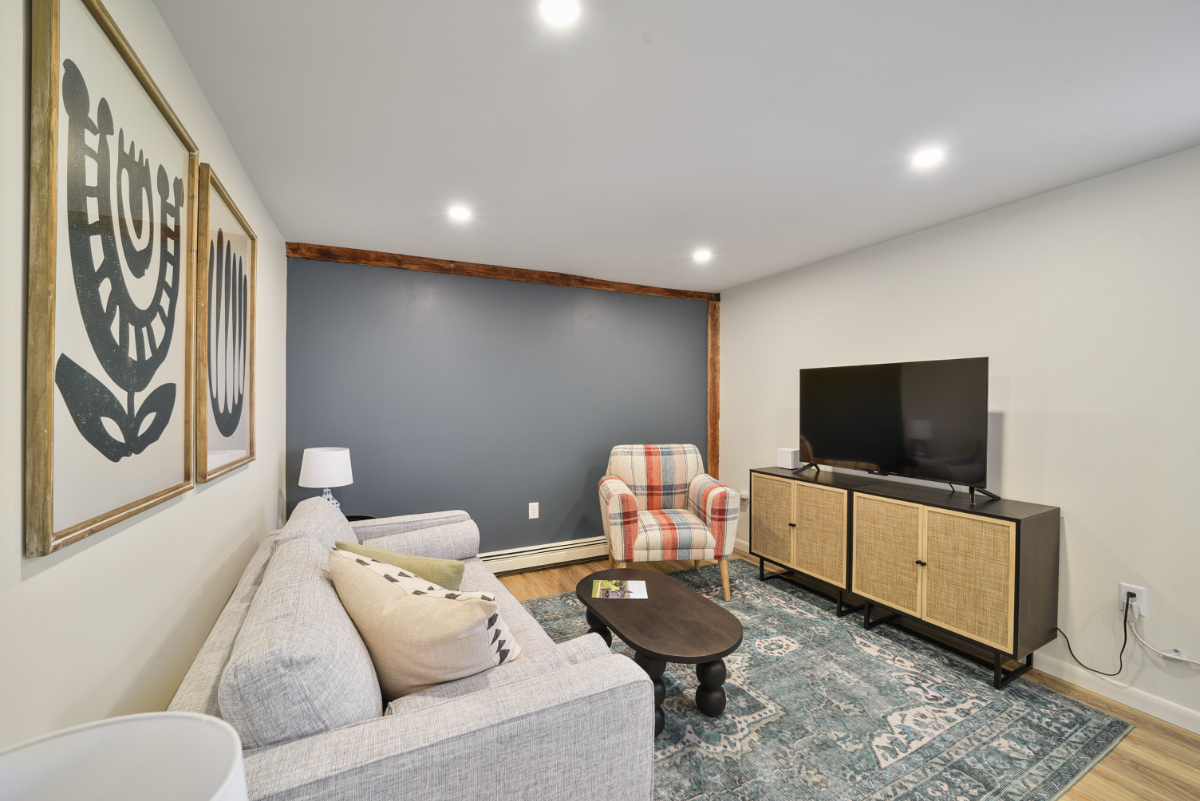 Urban Stylish Apartment / Conveniently Located Near Hospital - Photo 9