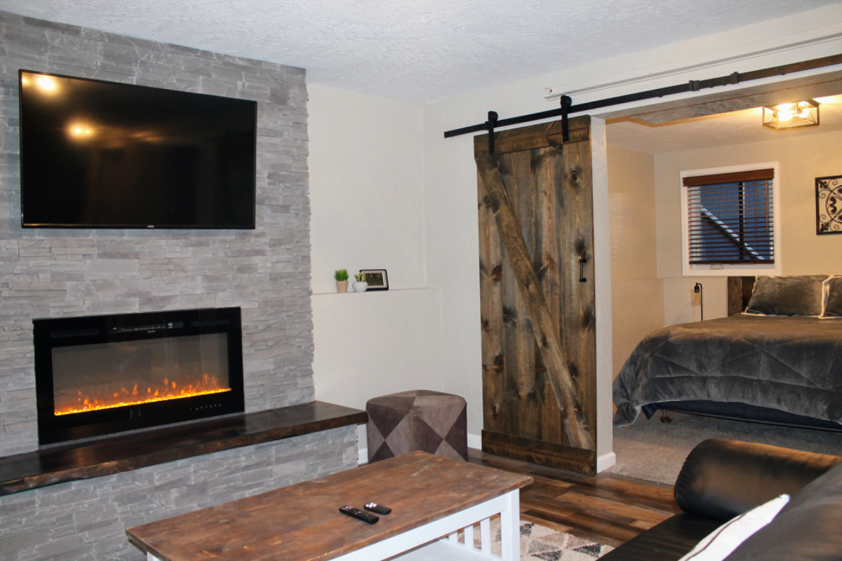 Quiet, Newly Remodeled Unit Next to Hospital - Photo 11