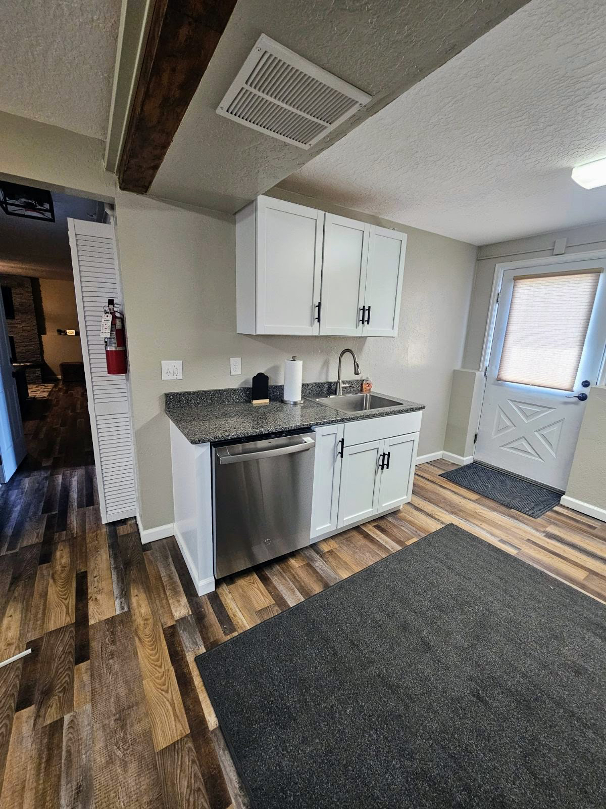 Quiet, Newly Remodeled Unit Next to Hospital - Photo 3