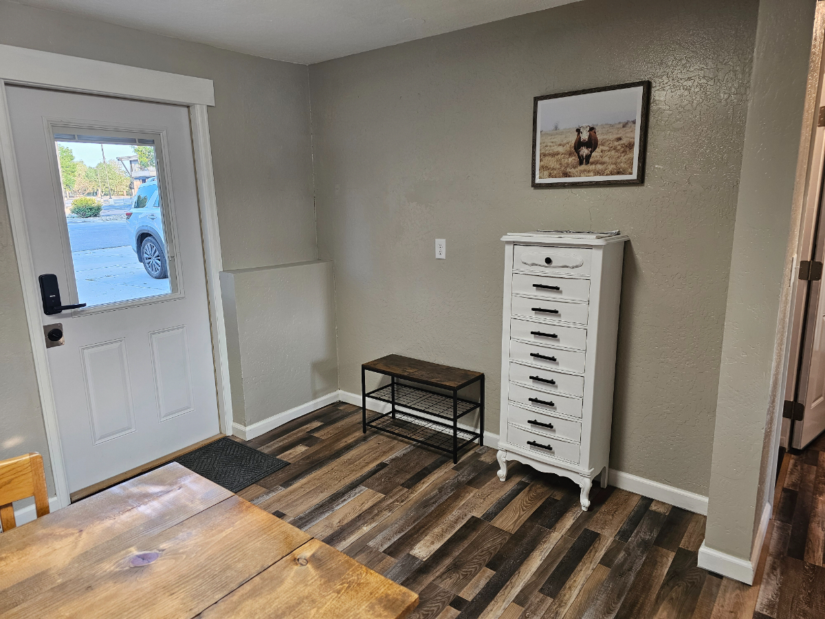 Quiet, Newly Remodeled Unit Next to Hospital - Photo 10