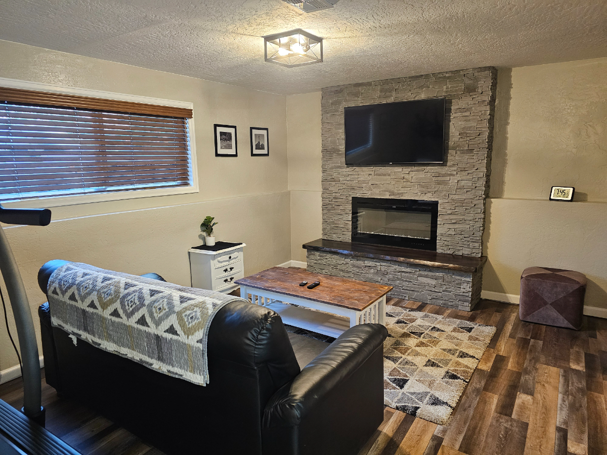 Quiet, Newly Remodeled Unit Next to Hospital - Photo 12