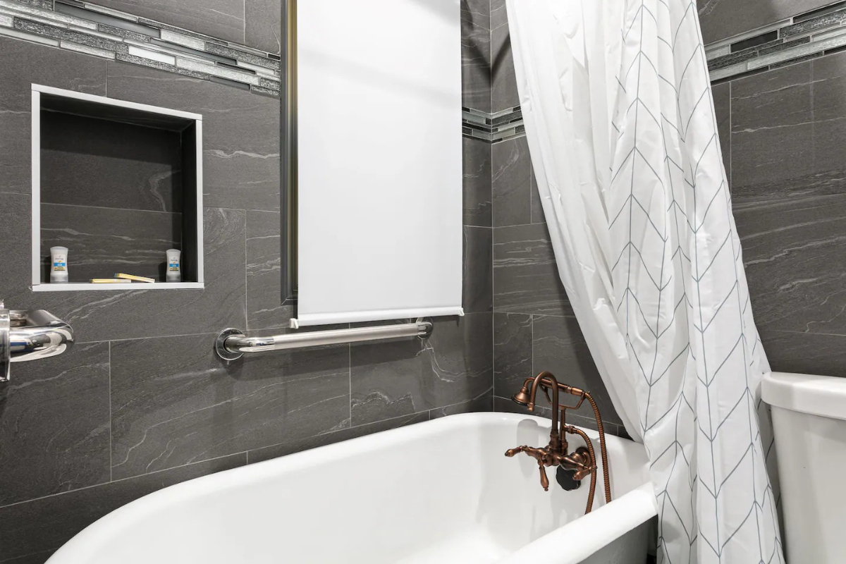 Chic Comfort - Queen Room with Private Oasis - Photo 3