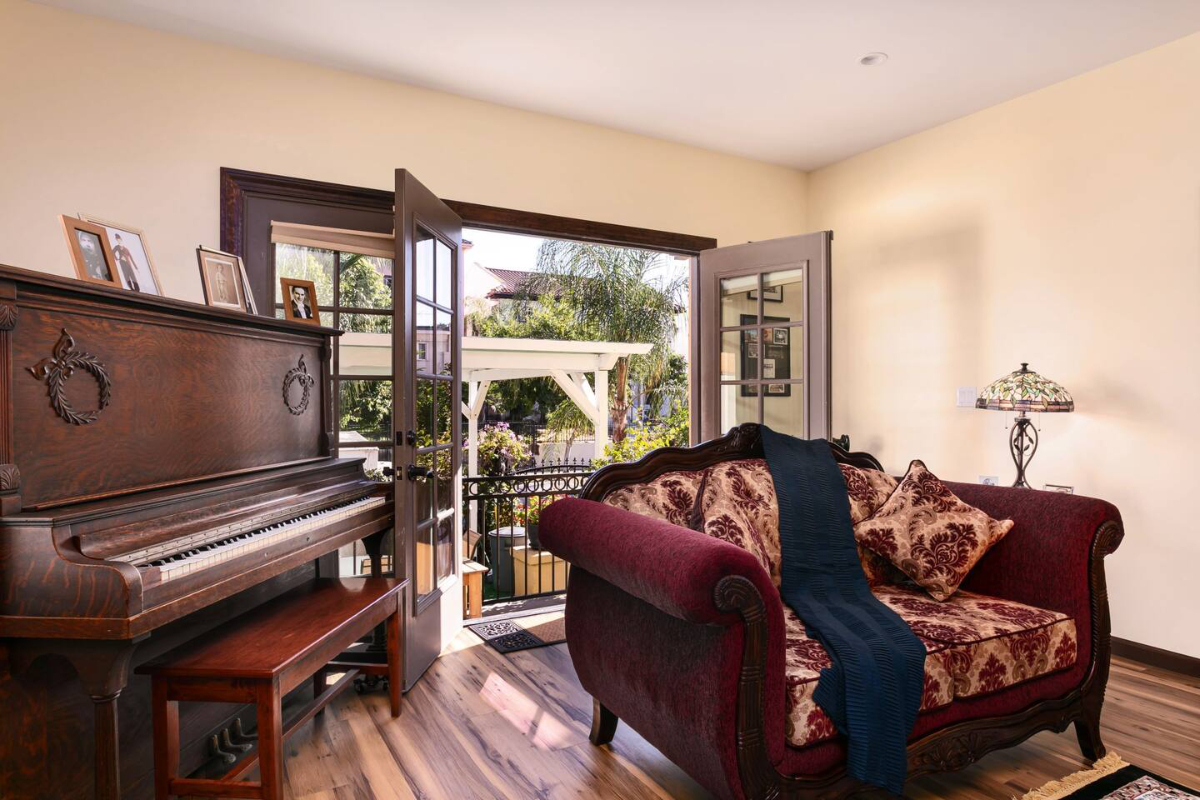 Chic Comfort - Queen Room with Private Oasis - Photo 5
