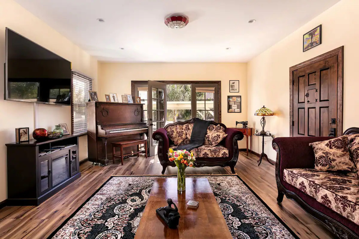 Chic Comfort - Queen Room with Private Oasis - Photo 5