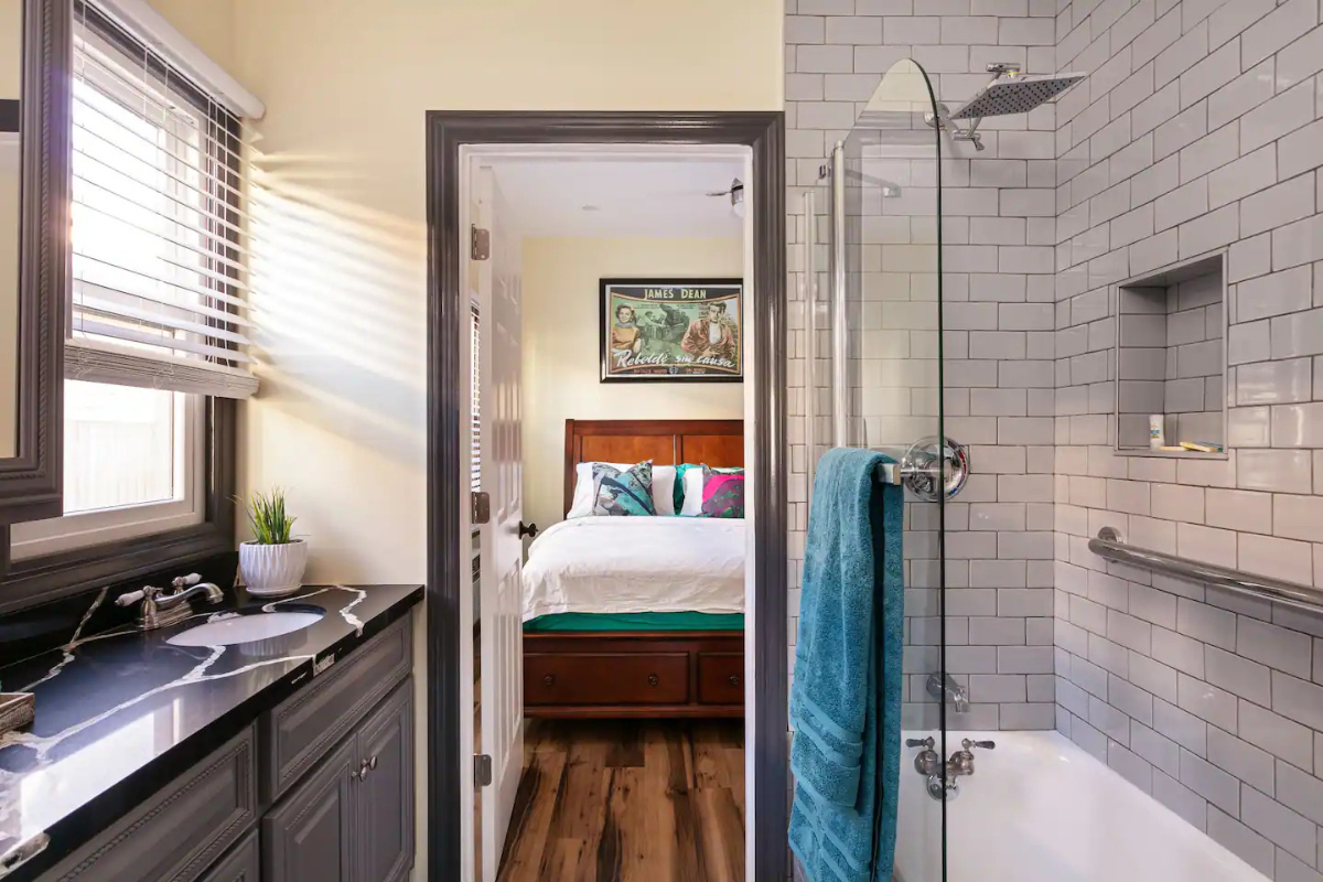 Chic Comfort - Queen Room with Private Oasis - Photo 4