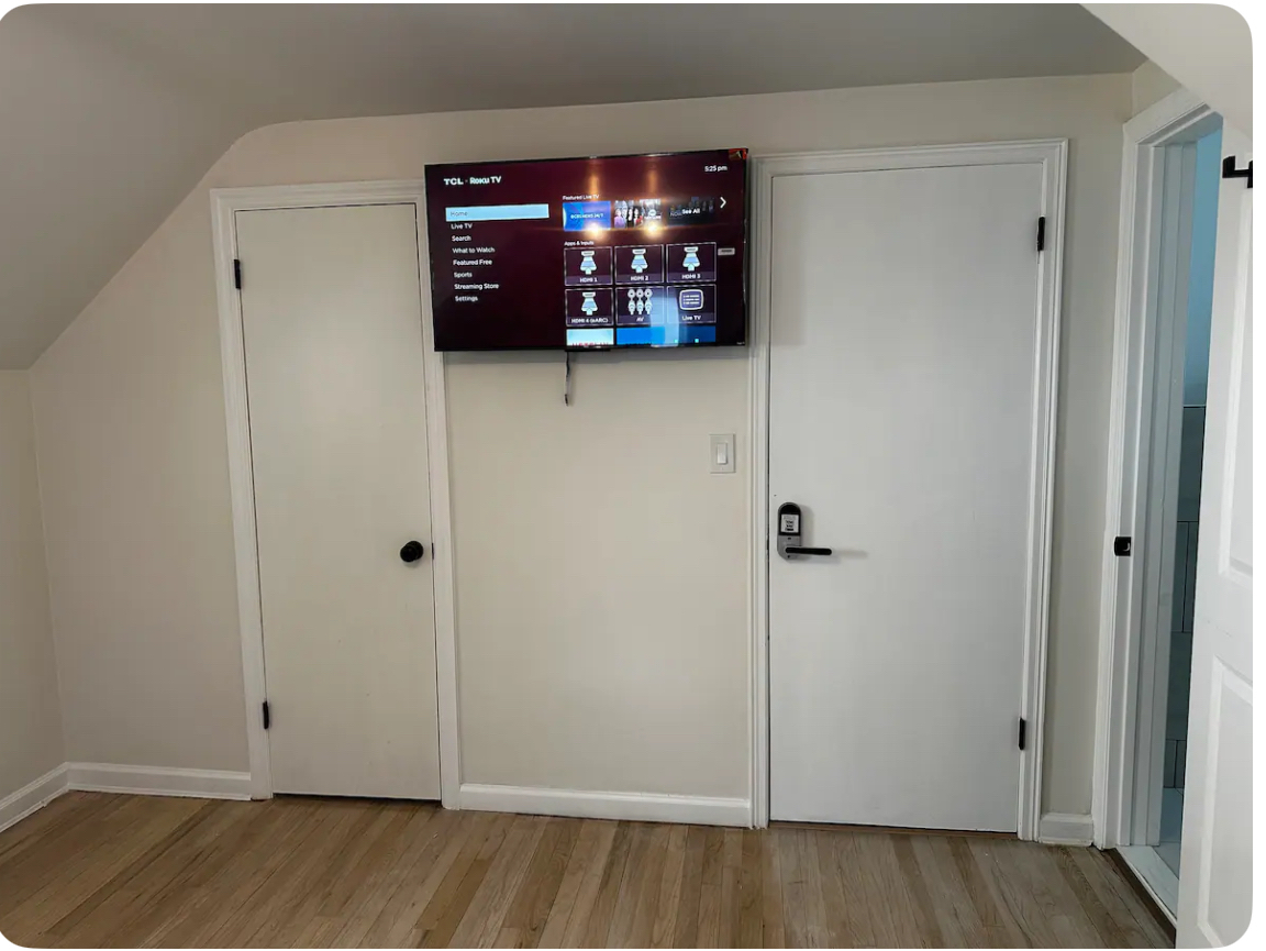 Private bedroom and private bathroom - Photo 2