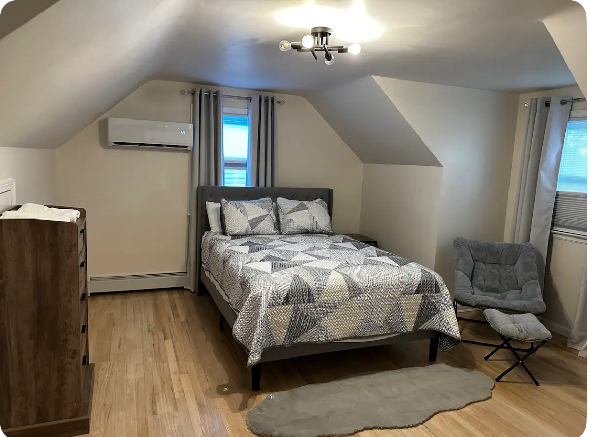 Private bedroom and private bathroom - Photo 3