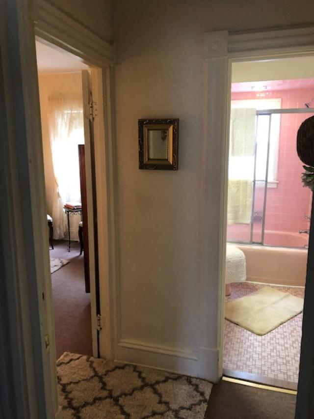 Private room and bath with shared access  within walking distance to downtown amenities - Photo 7