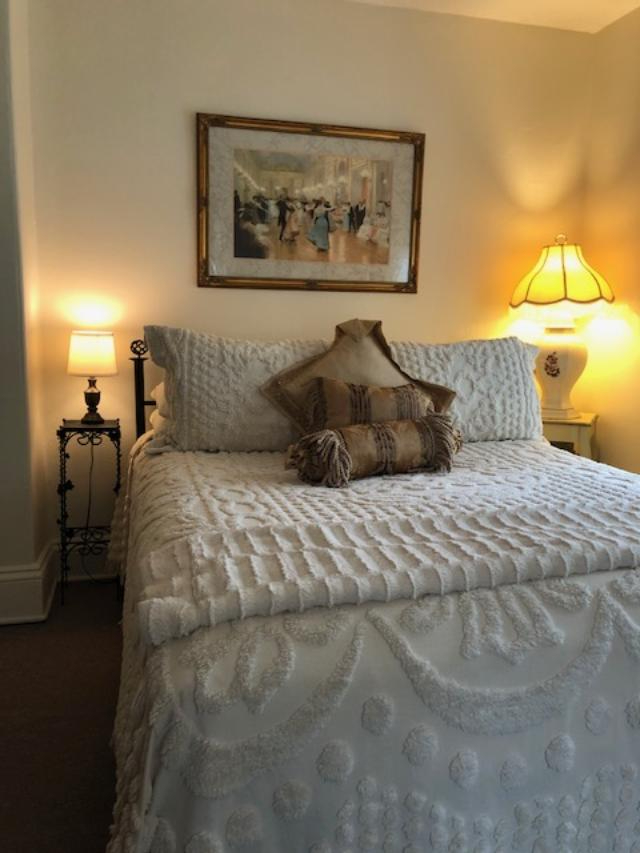 Private room and bath with shared access  within walking distance to downtown amenities - Photo 8