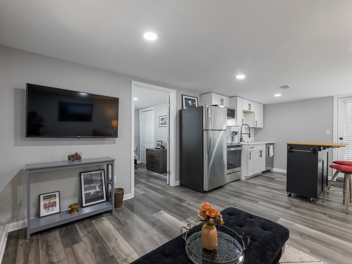 Newly Renovated Apt Ideal for Nurses & Workers, Near Hospitals, Parks, Shopping, Beltline, Train, Downtown and Airport Apt A