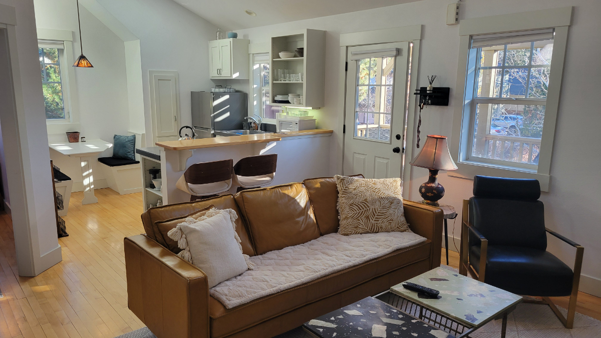 Stylish one bedroom, one bath furnished ADU in NW Crossing - Photo 1