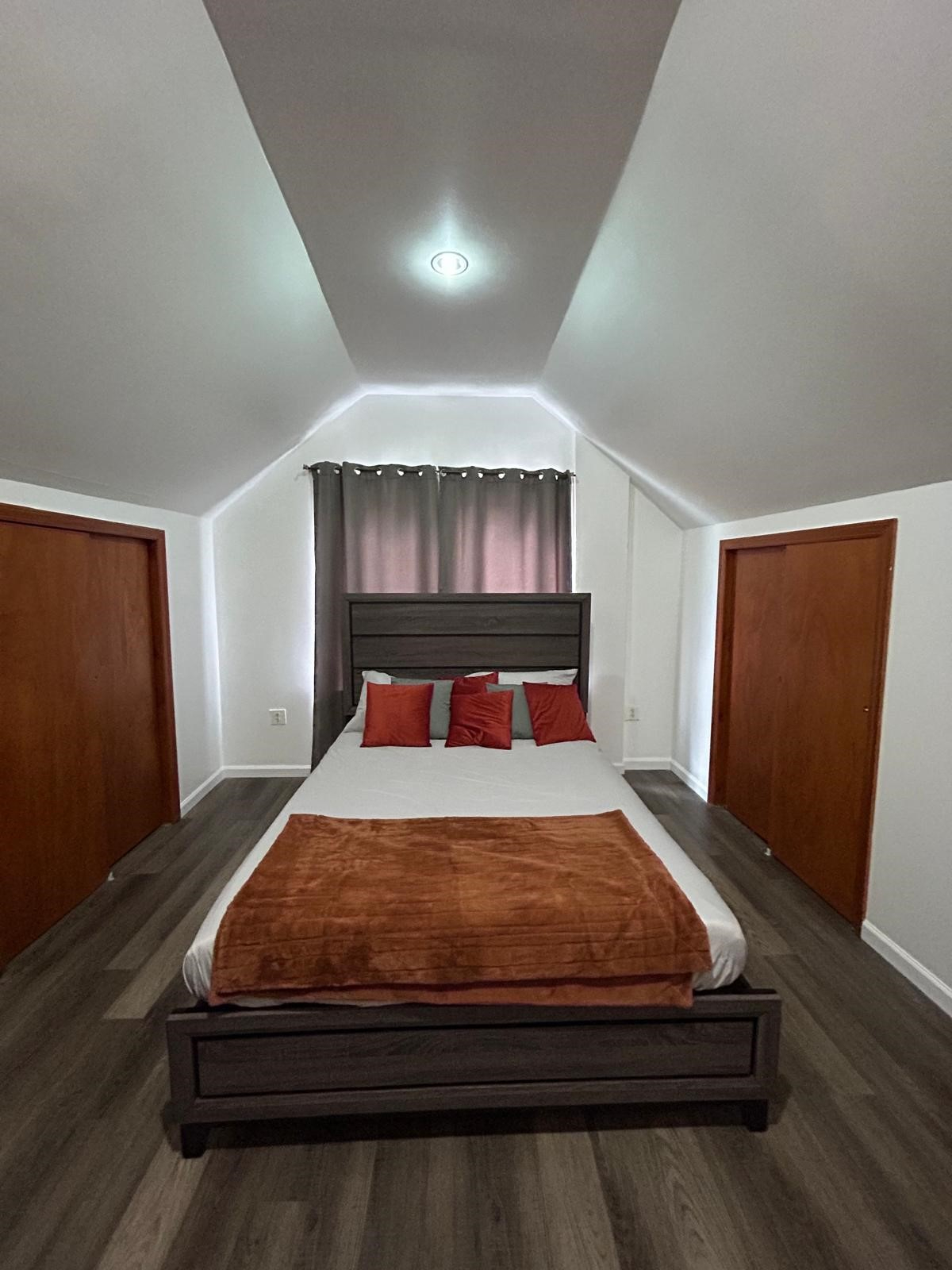 One Bedroom renovated furnished apartment - Photo 4