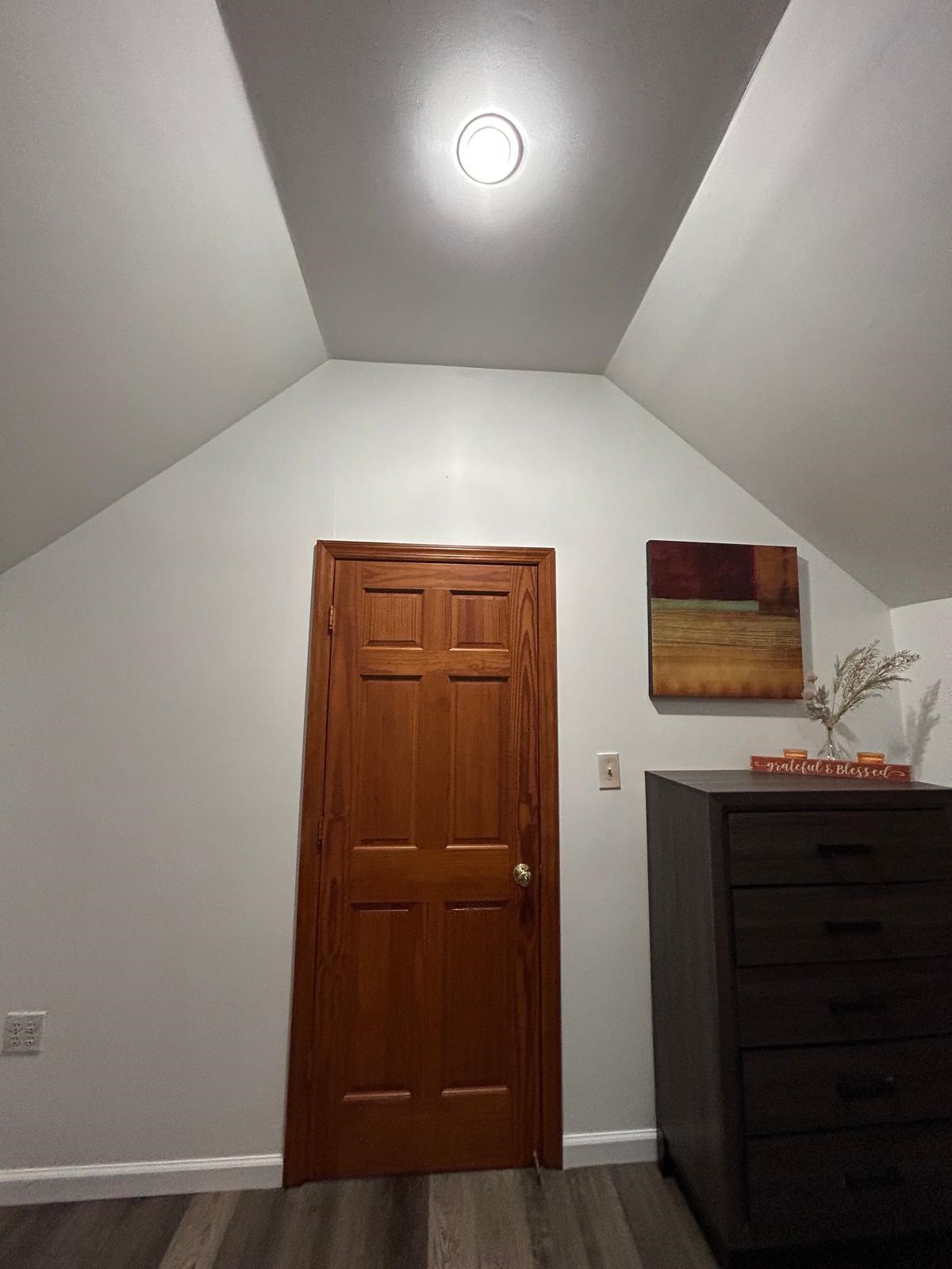 One Bedroom renovated furnished apartment - Photo 5