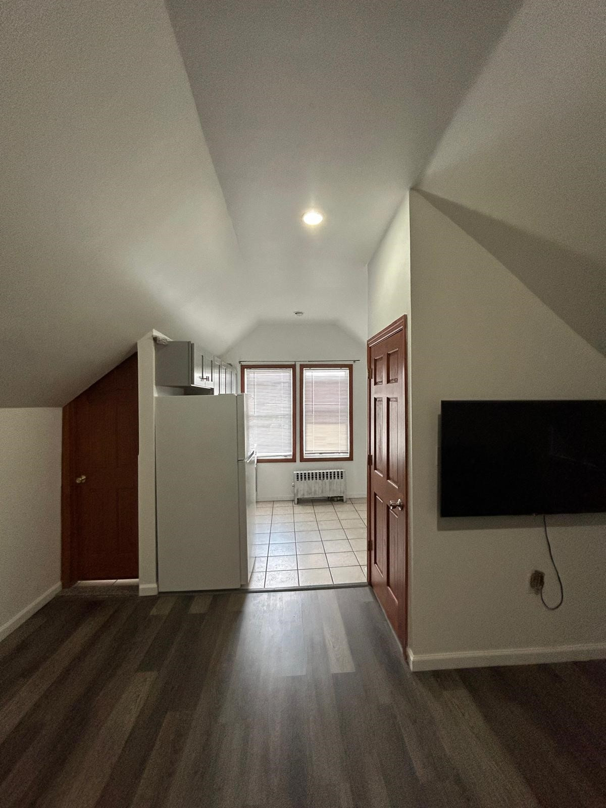 One Bedroom renovated furnished apartment - Photo 7
