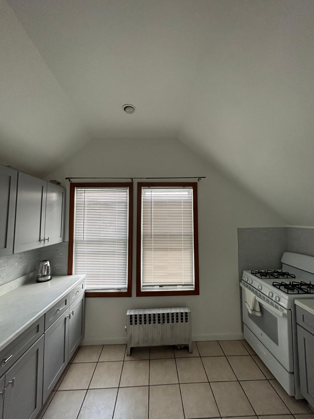 One Bedroom renovated furnished apartment - Photo 8