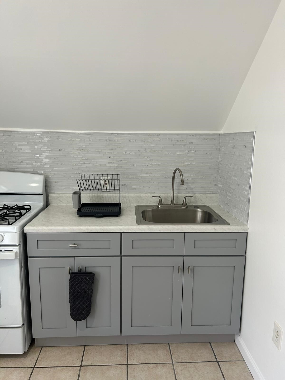 One Bedroom renovated furnished apartment - Photo 9
