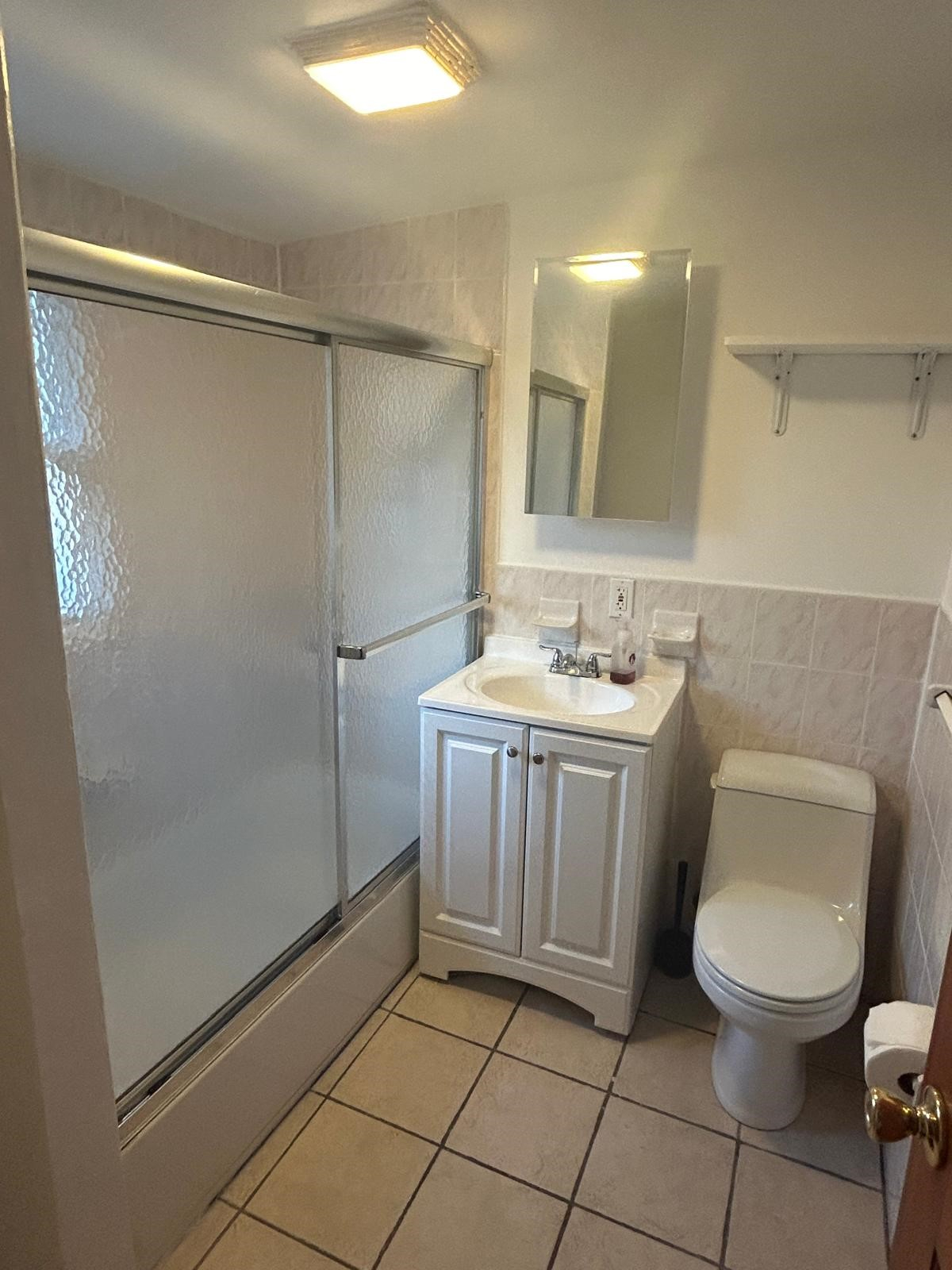 One Bedroom renovated furnished apartment - Photo 10
