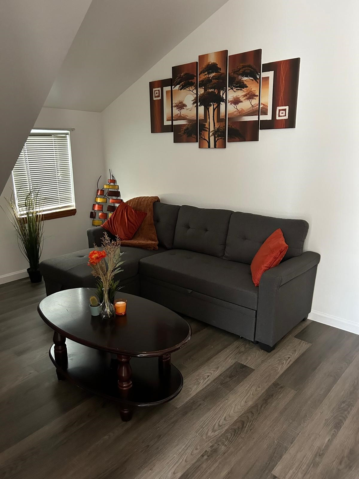 One Bedroom renovated furnished apartment - Photo 1