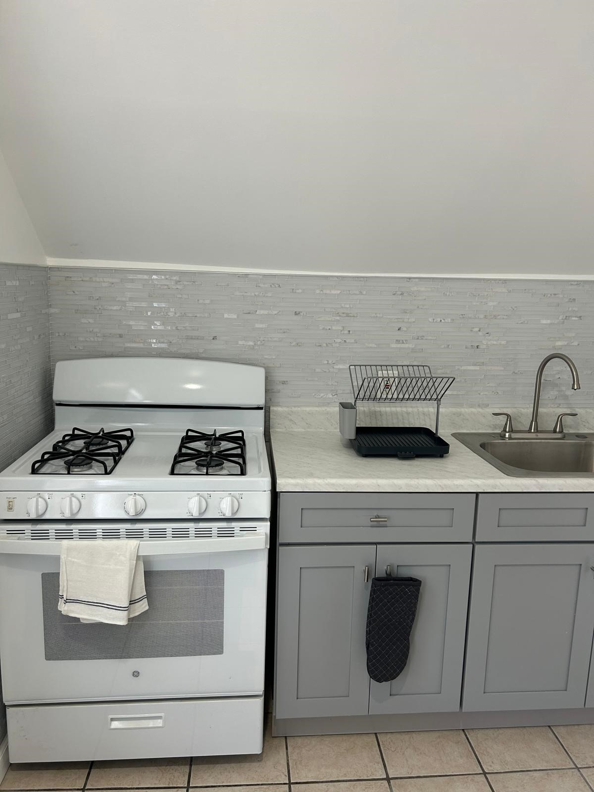 One Bedroom renovated furnished apartment - Photo 11