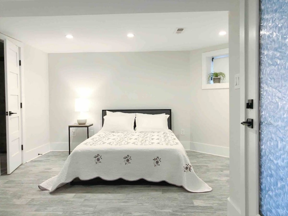 Renovated English Basement Apt - Photo 4