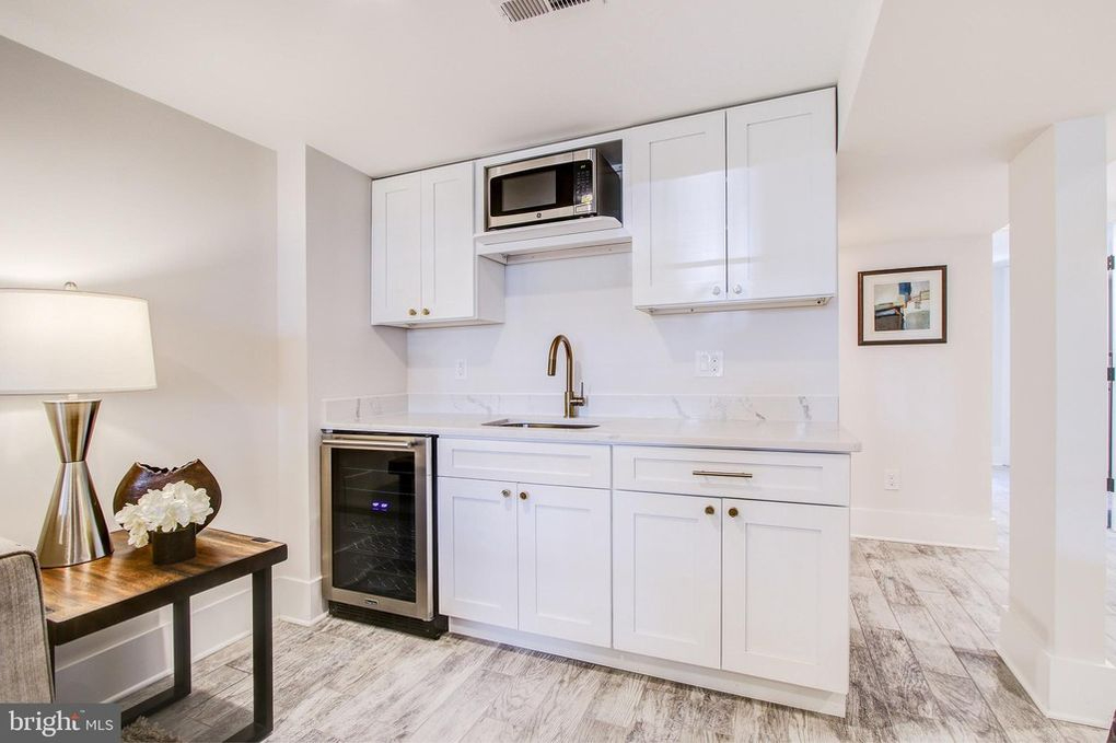 Renovated English Basement Apt - Photo 7
