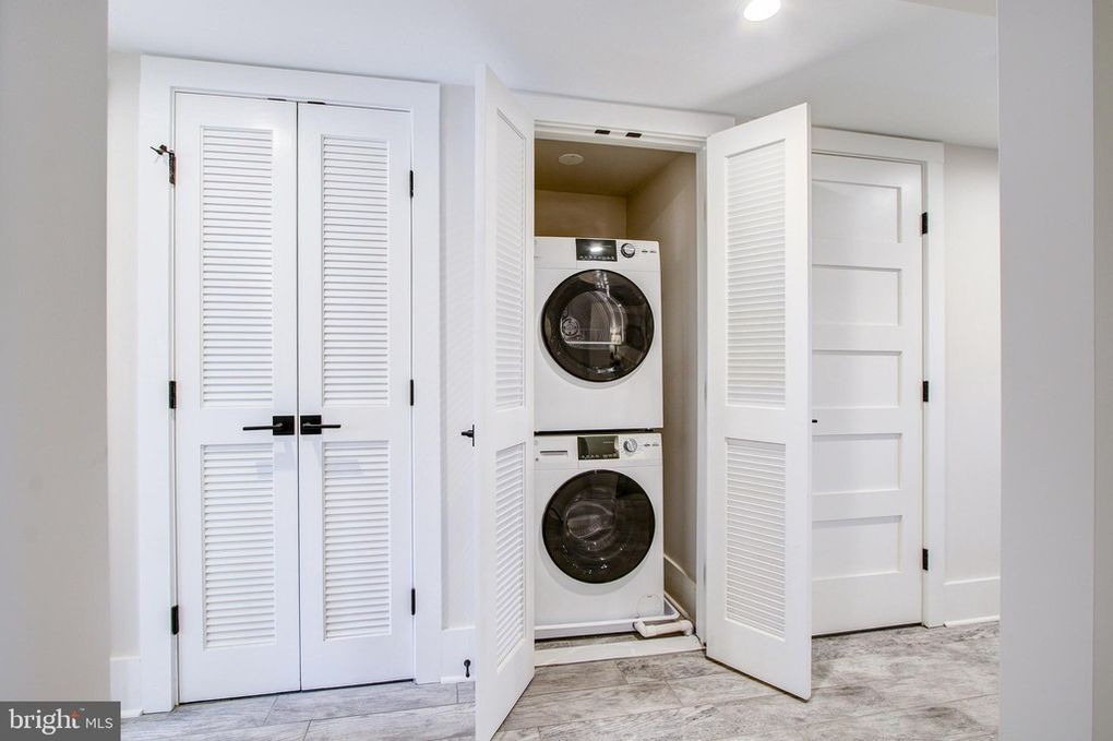 Renovated English Basement Apt - Photo 8