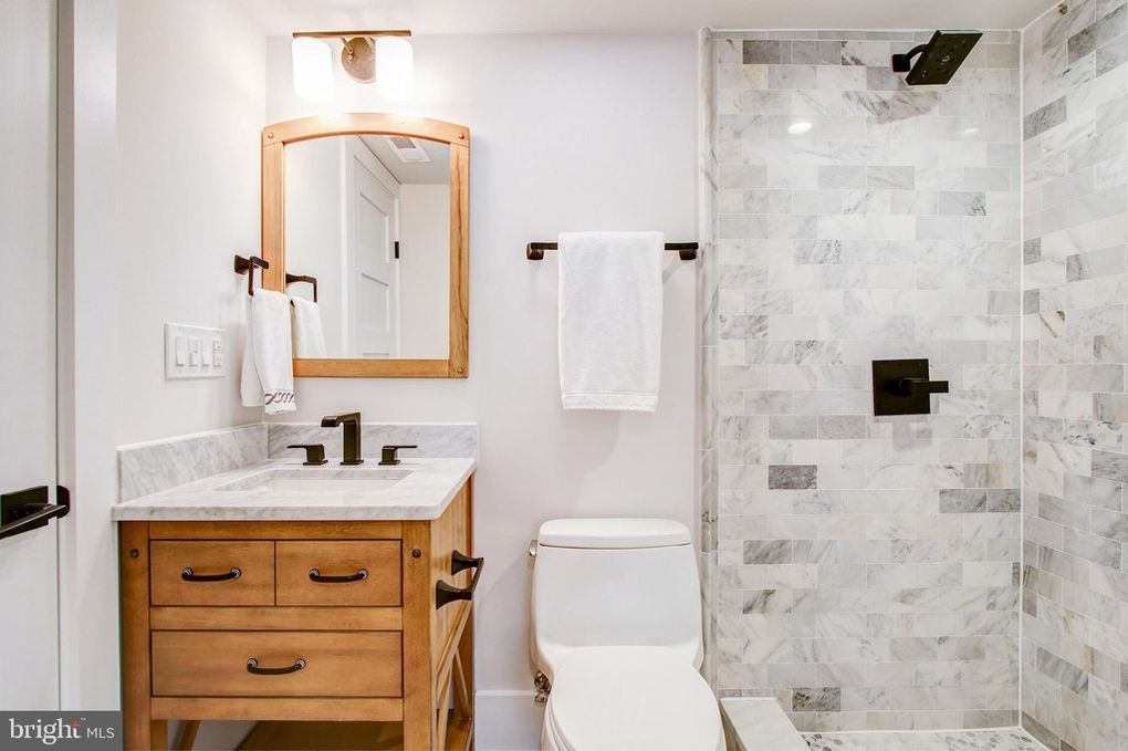 Renovated English Basement Apt - Photo 9