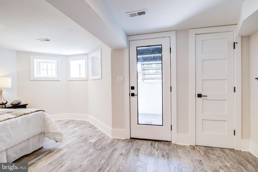 Renovated English Basement Apt - Photo 11