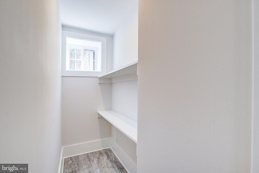 Renovated English Basement Apt - Photo 12