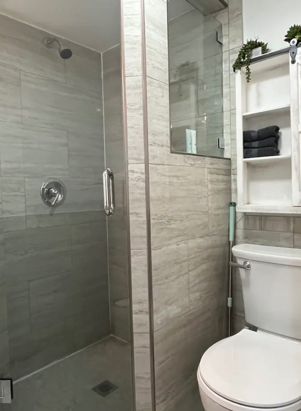 Newly furnished safe private studio apartment - Photo 12