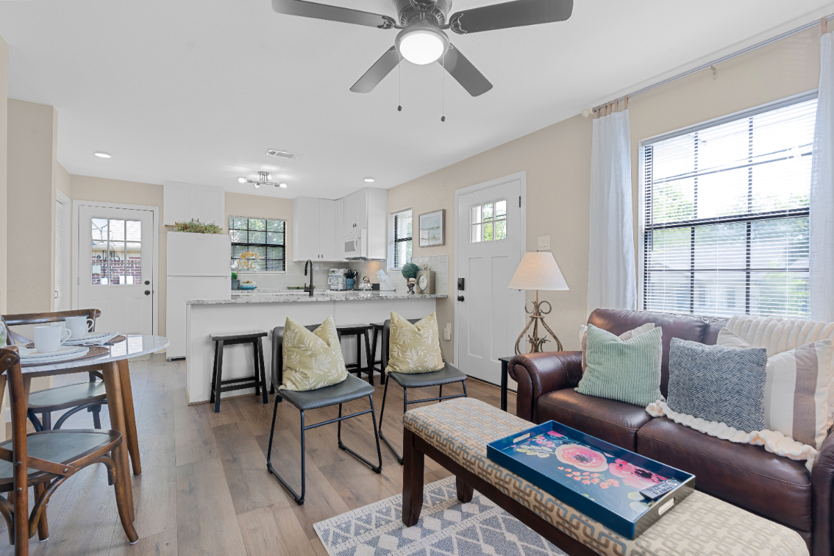 Newly Renovated Gorgeous Home - 2BR/2BA  - Ideal for Traveling Professionals & Displaced Families - Photo 10