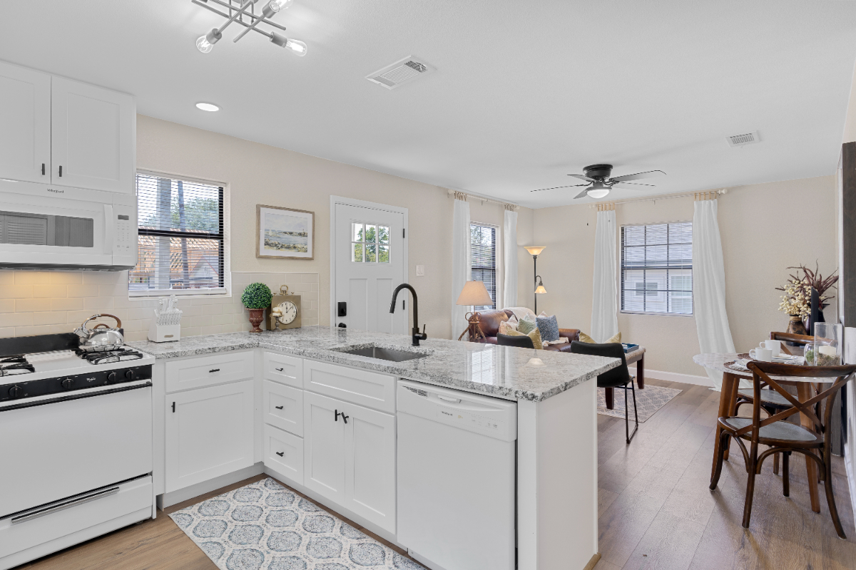 Newly Renovated Gorgeous Home - 2BR/2BA  - Ideal for Traveling Professionals & Displaced Families - Photo 8