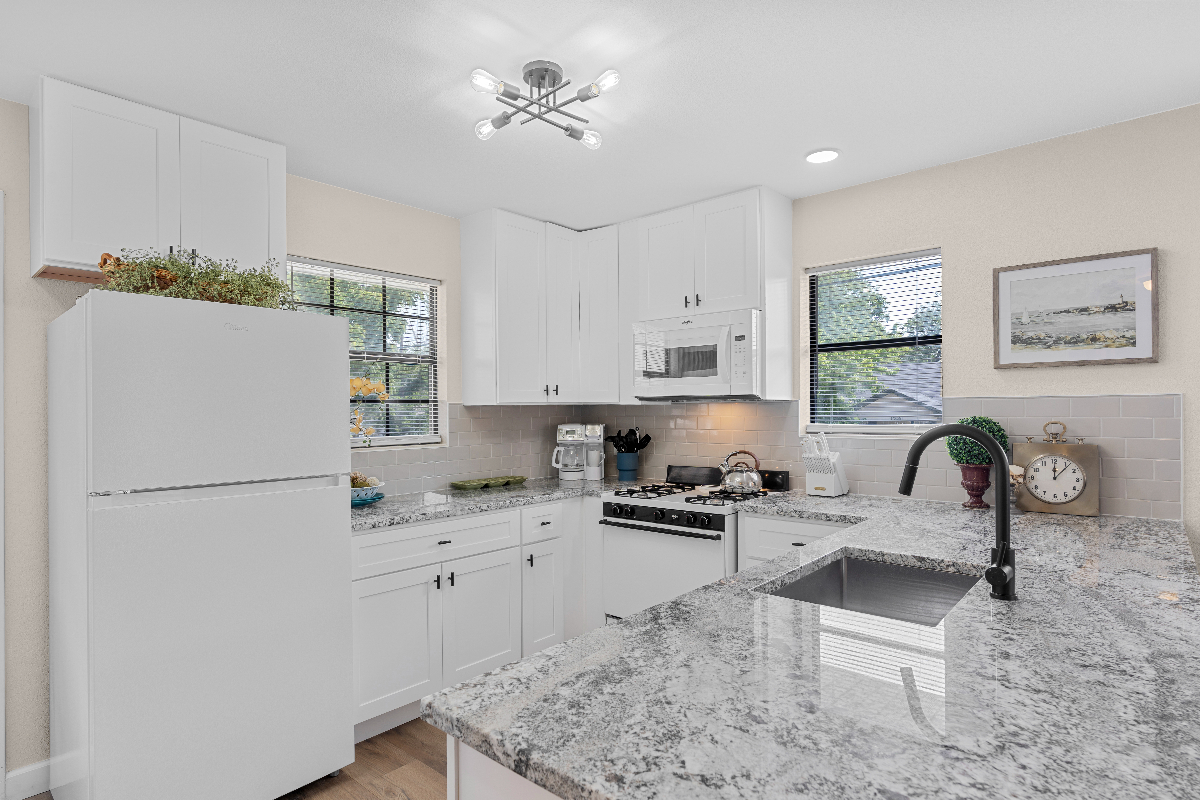 Newly Renovated Gorgeous Home - 2BR/2BA  - Ideal for Traveling Professionals & Displaced Families - Photo 6
