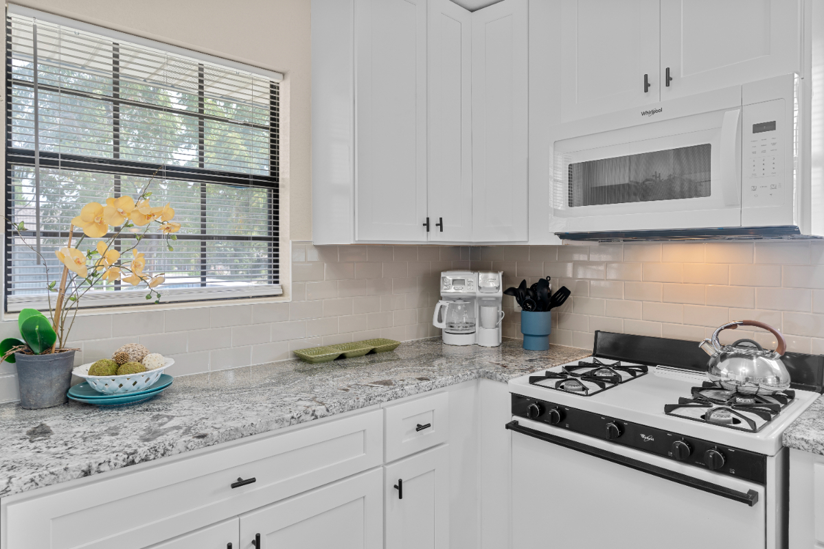 Newly Renovated Gorgeous Home - 2BR/2BA  - Ideal for Traveling Professionals & Displaced Families - Photo 9