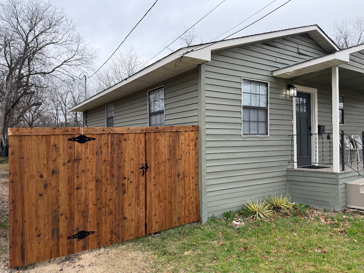 Newly Renovated Gorgeous Home - 2BR/2BA  - Ideal for Traveling Professionals & Displaced Families - Photo 2