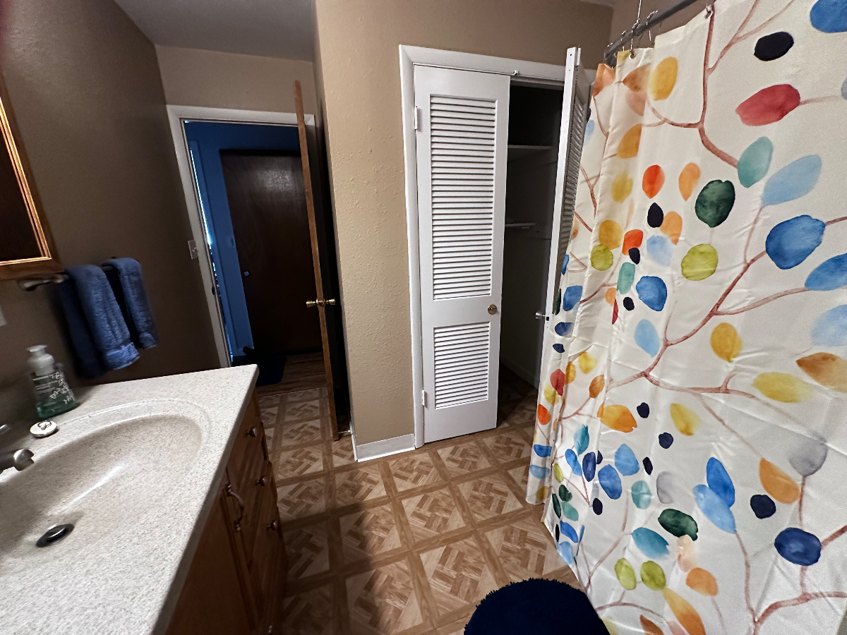 Cheery, sunny, 2 bedroom, duplex unit close to downtown and library. - Photo 9
