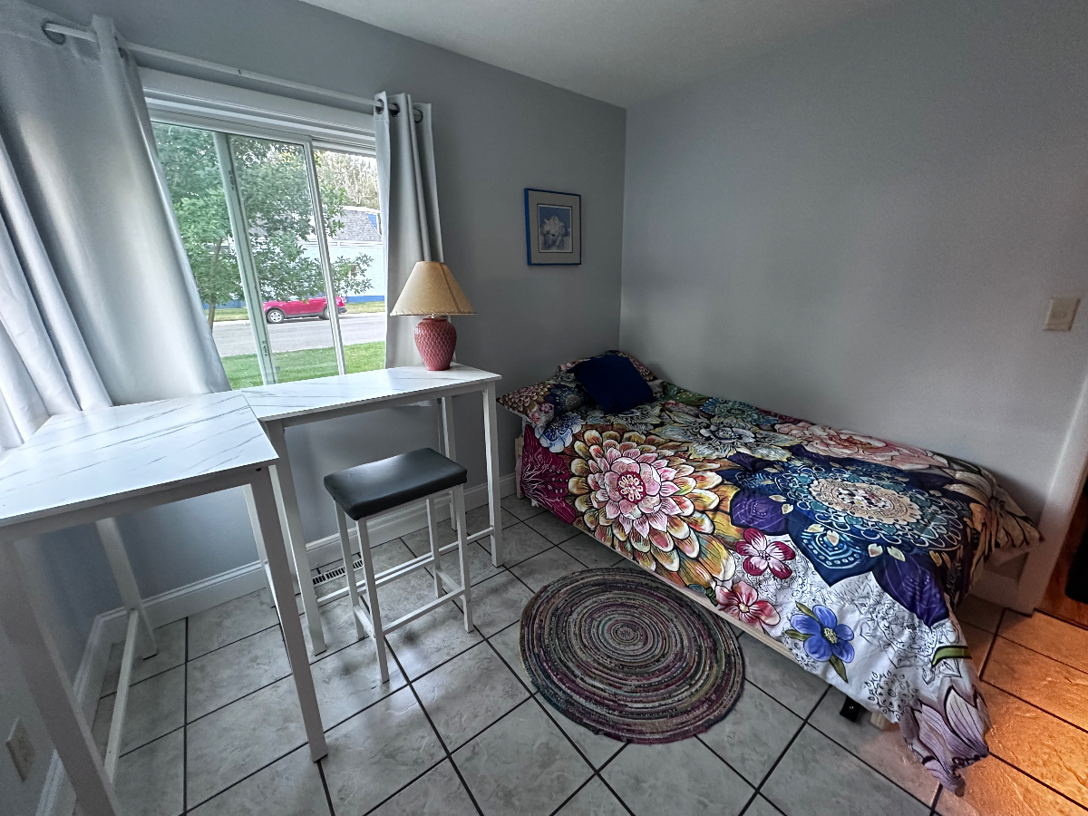 Cheery, sunny, 2 bedroom, duplex unit close to downtown and library. - Photo 7