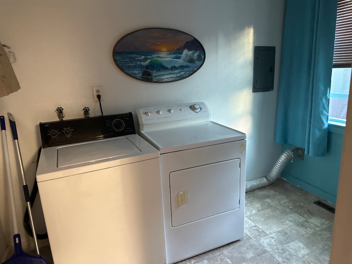 Cheery, sunny, 2 bedroom, duplex unit close to downtown and library. - Photo 12