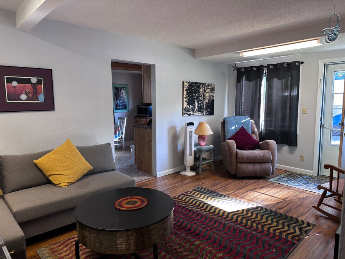 Cheery, sunny, 2 bedroom, duplex unit close to downtown and library. - Photo 2