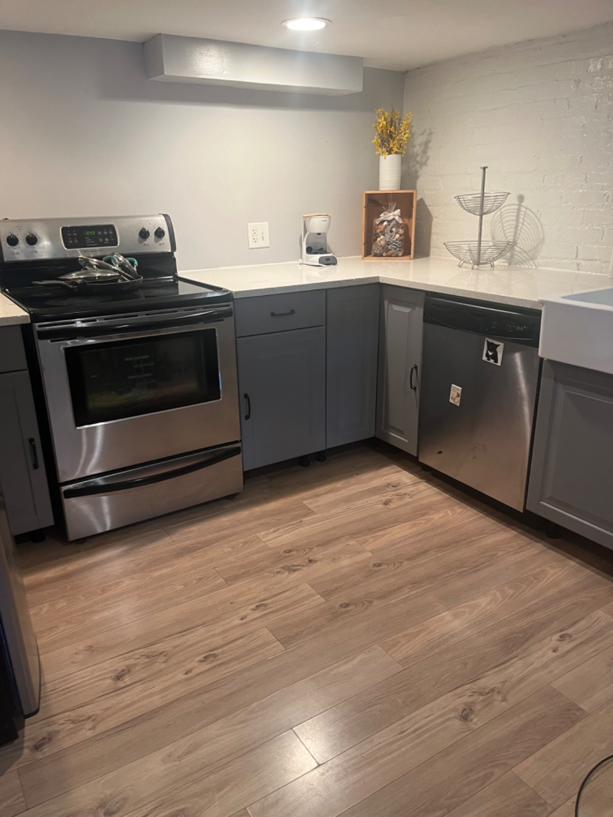 Renovated English Basement - Photo 8