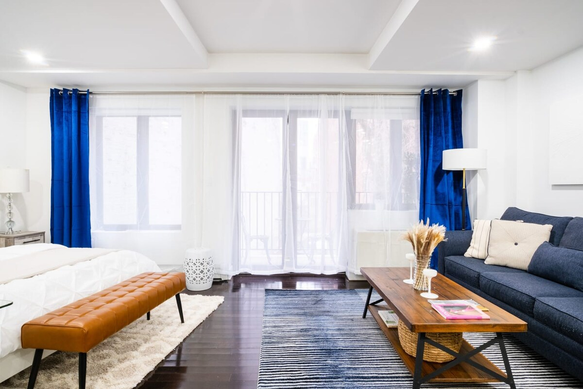 Studio With a Balcony by Columbus Circle (819777)