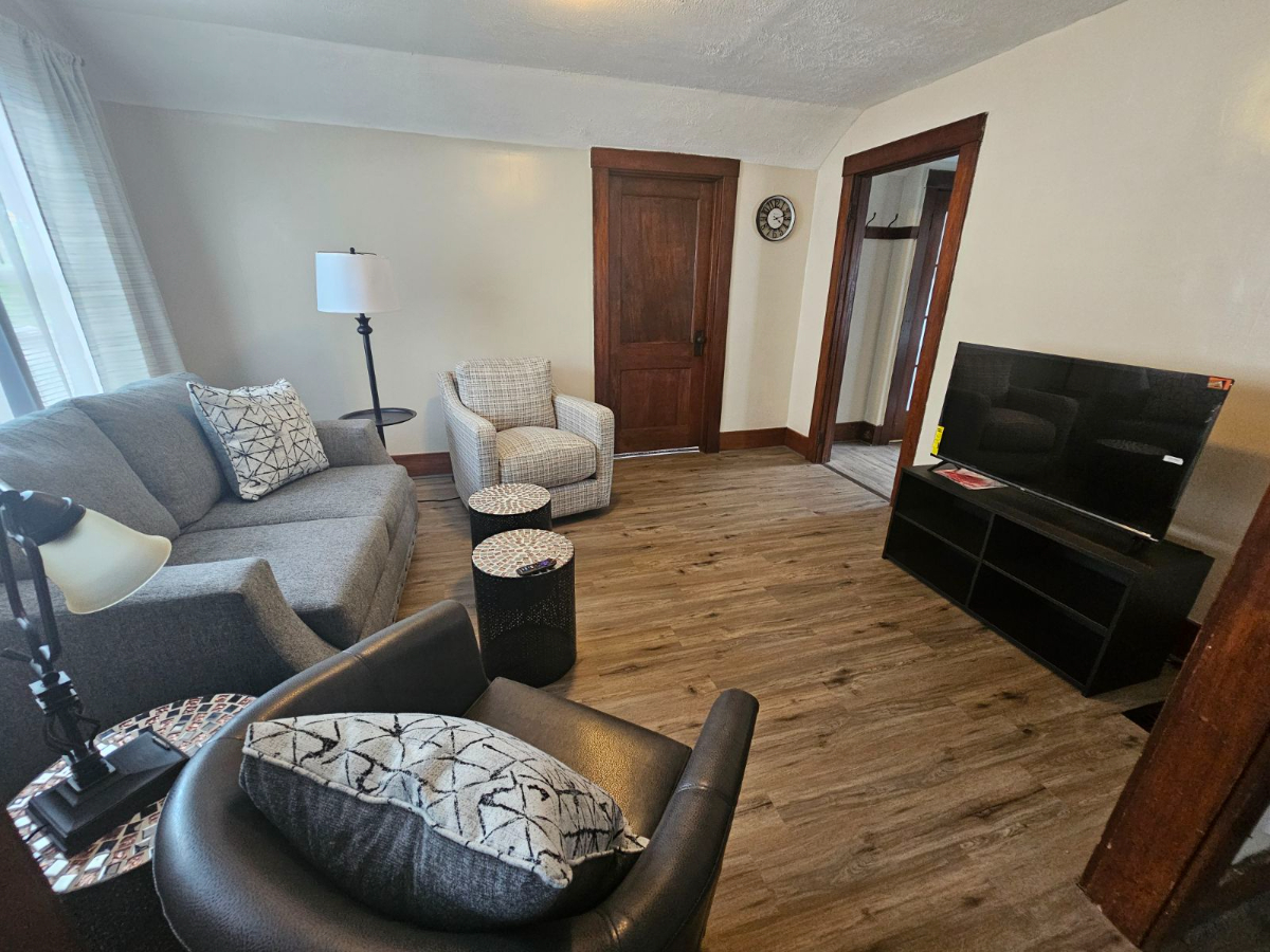 Comfy Upstairs Apt - Photo 3