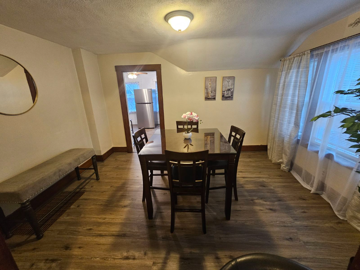 Comfy Upstairs Apt - Photo 7