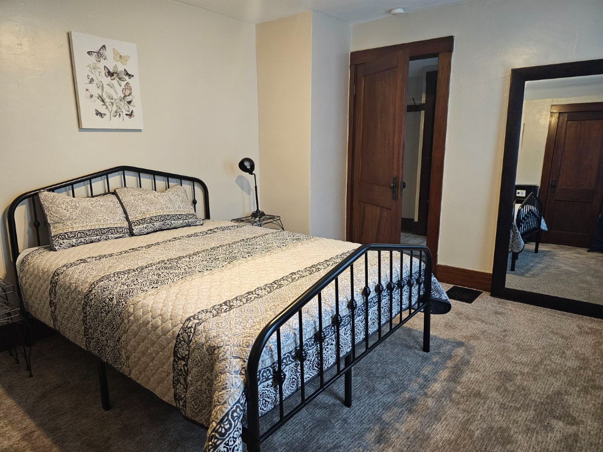 Comfy Upstairs Apt - Photo 8