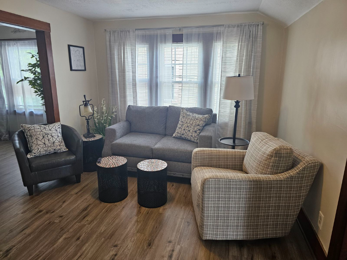 Comfy Upstairs Apt - Photo 2