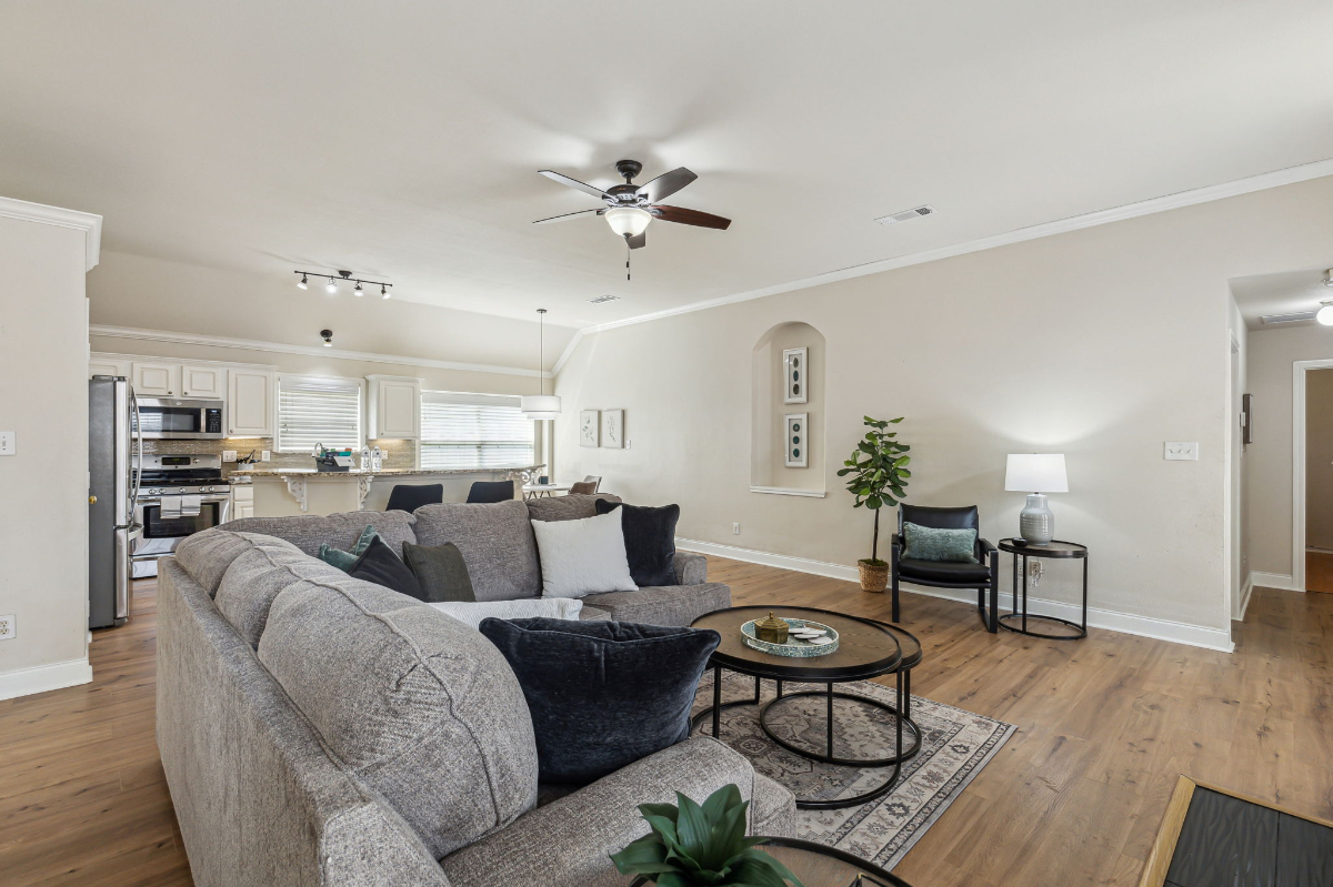 TCH - Spacious 4bd/2ba home in Plano w/ Workspace - DM - Photo 4