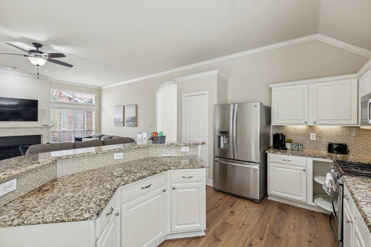 TCH - Spacious 4bd/2ba home in Plano w/ Workspace - DM - Photo 8