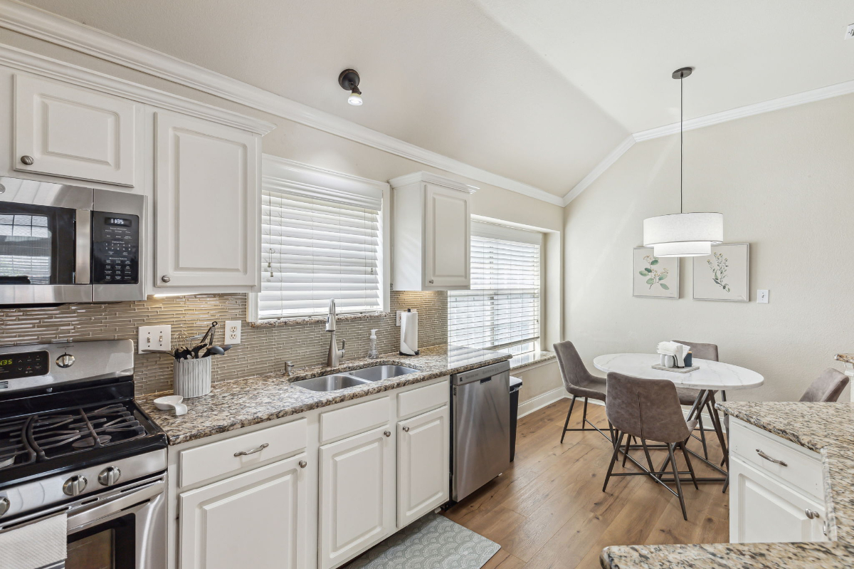TCH - Spacious 4bd/2ba home in Plano w/ Workspace - DM - Photo 7