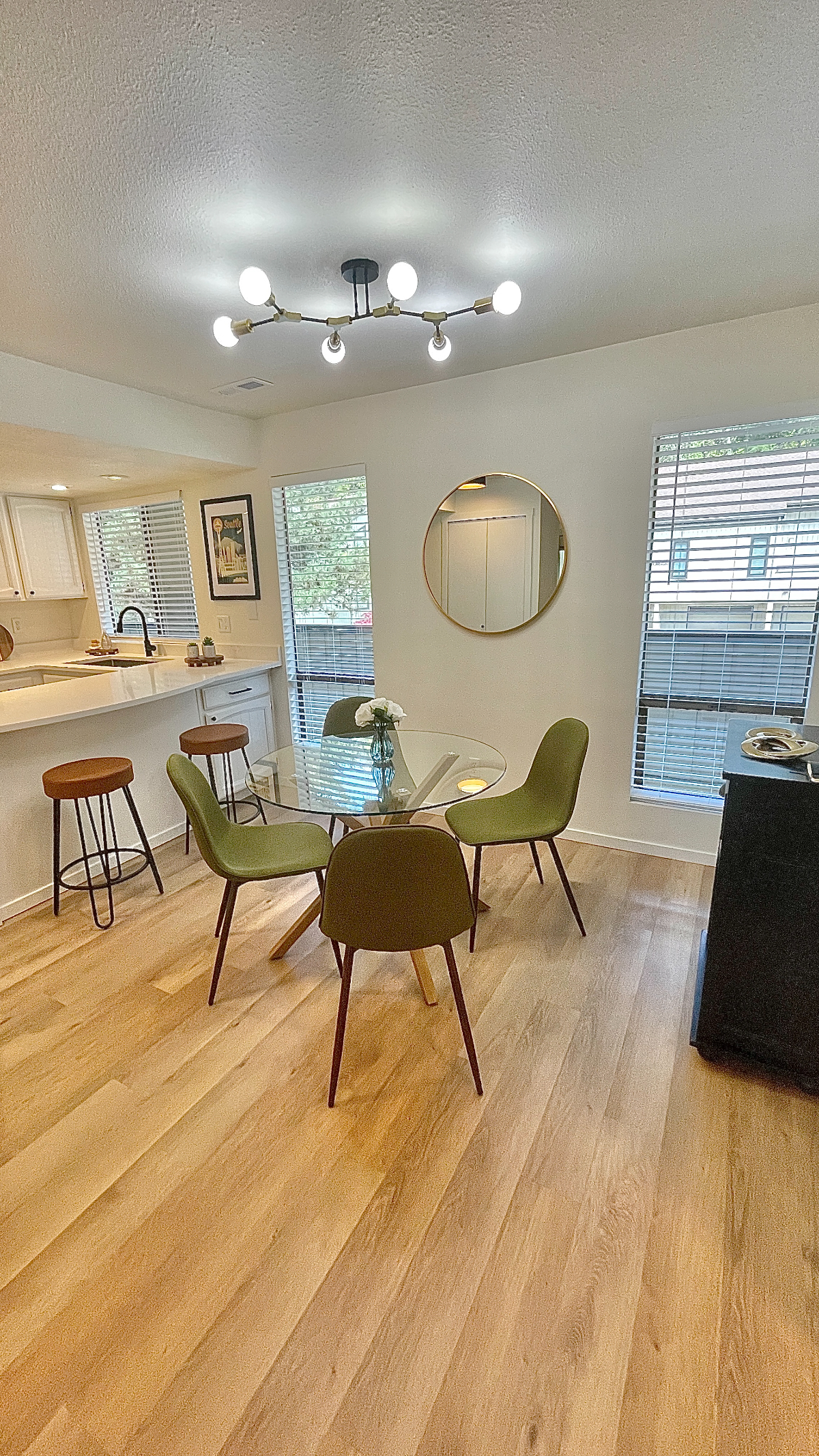 Tastefully furnished 1-bedroom condo close to Bellevue downtown - Photo 3