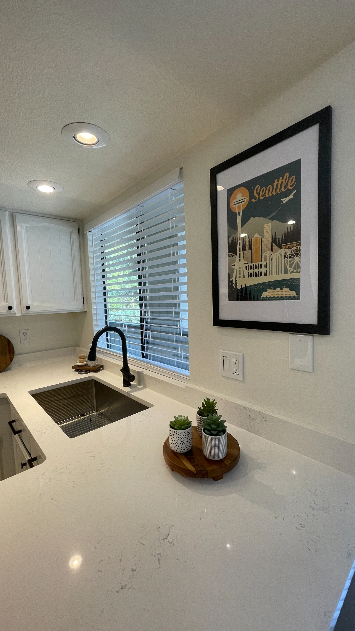 Tastefully furnished 1-bedroom condo close to Bellevue downtown - Photo 5